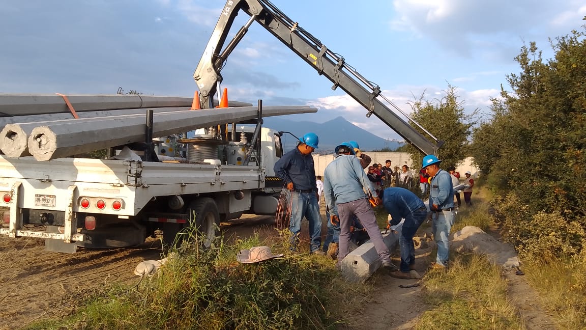 Continúan trabajos de electrificación en San Miguel Espejo