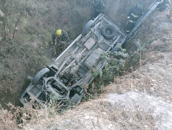 Cae al fondo de barranca combi en Amozoc