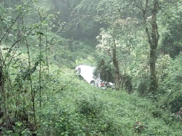 Muere hombre tras caer con su automóvil a barranco en Chignautla