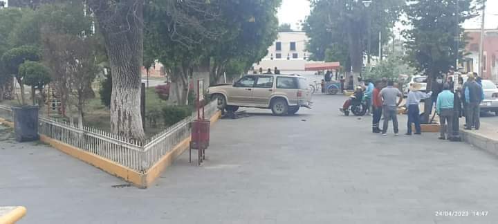 Camioneta impacta contra jardinera en zócalo de Acajete