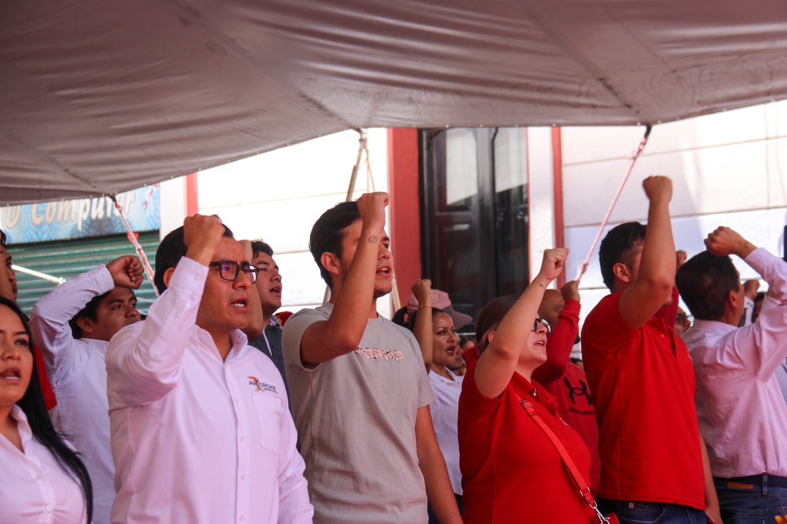 Marchan por mejores condiciones educativas en Puebla
