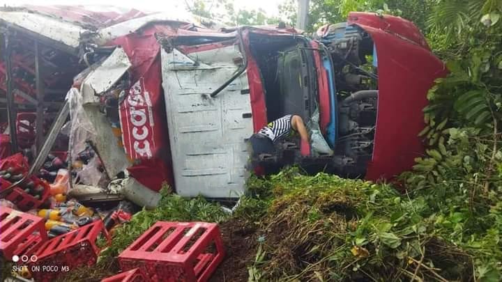 Volcadura de camión refresquero deja dos lesionados en Venustiano Carranza