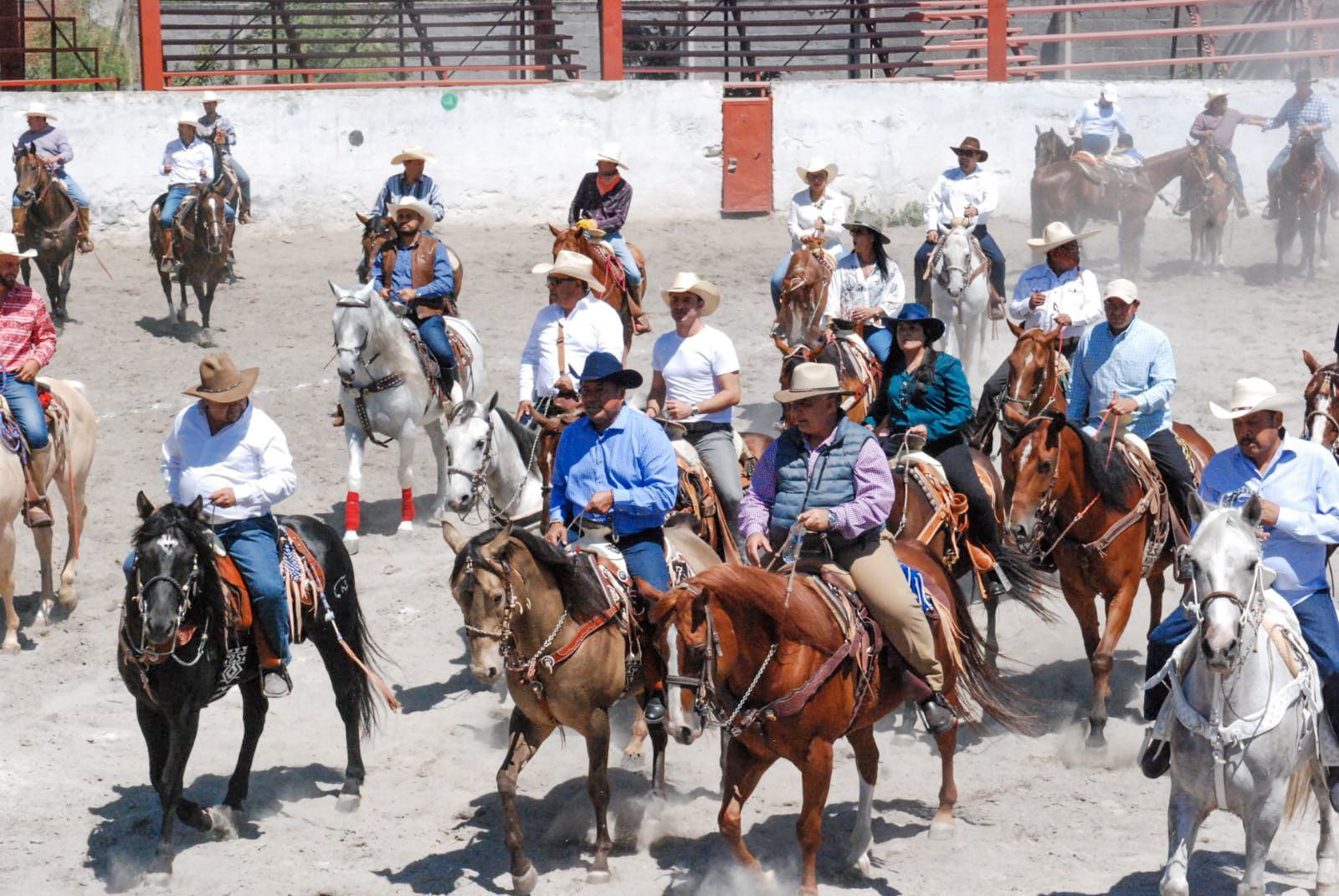 Con cabalgata, celebra Julio Huerta el día del padre con ciudadanos de Chipilo