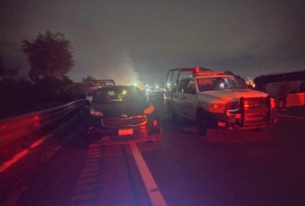 VIDEO Asaltan a conductores varados en la federal México-Puebla por bloqueos