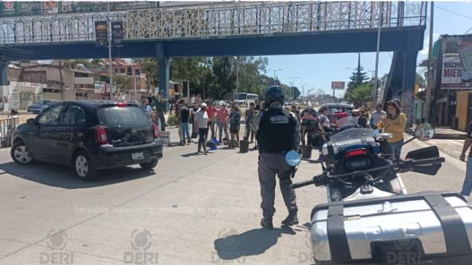 Bloquean padres de familia carretera federal Puebla-Tehuacán