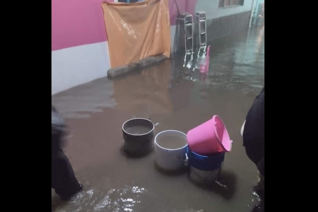 Fuertes lluvias afectan viviendas en colonias de Rafael Lara Grajales