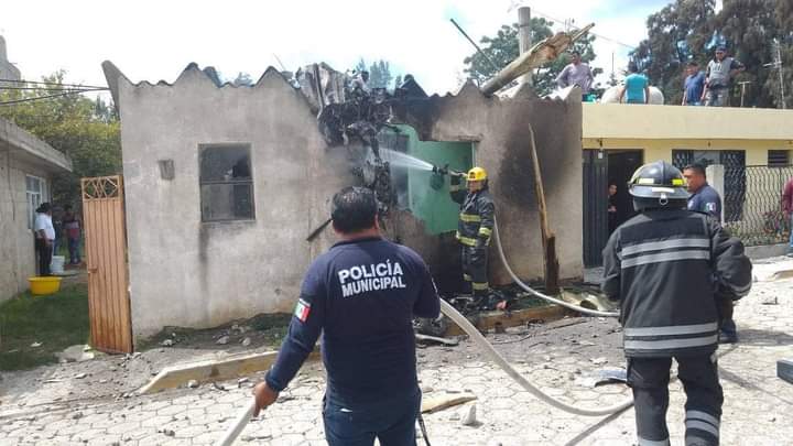 Se desploma avioneta sobre casas en Felipe Ángeles