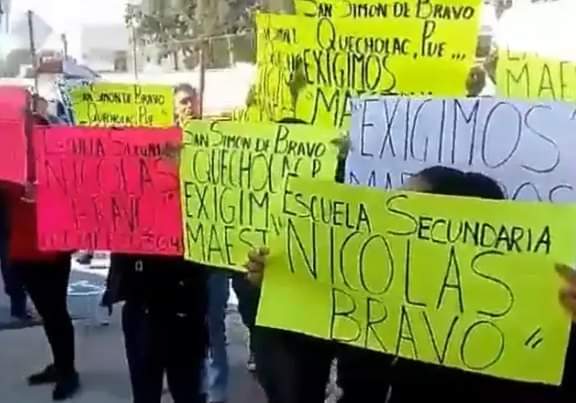 Se manifiestan padres de familia de escuela de Quecholac por falta de maestros 