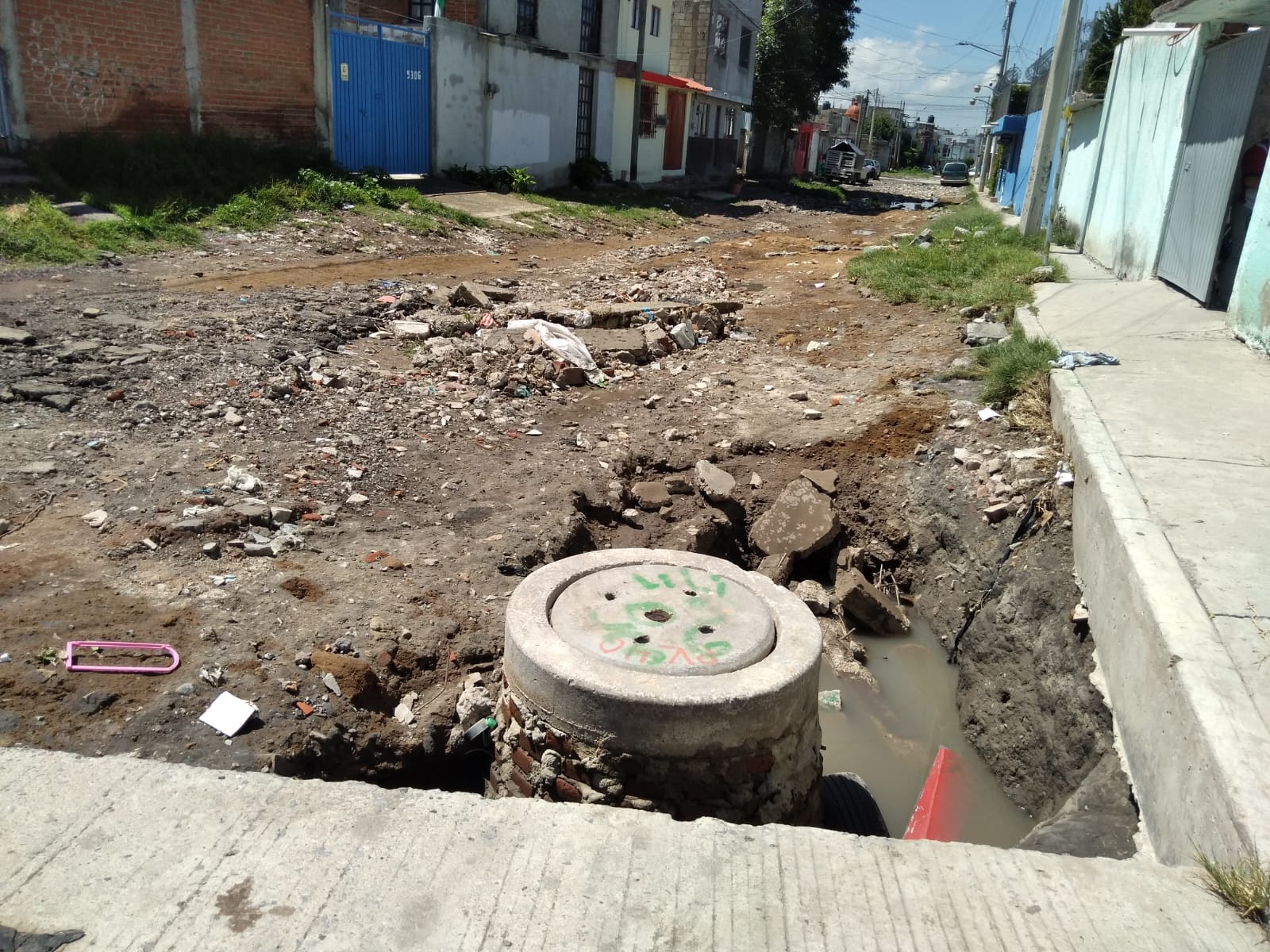 Fuertes lluvias destruyen la calle 93 oriente en colonia Granjas de San Isidro