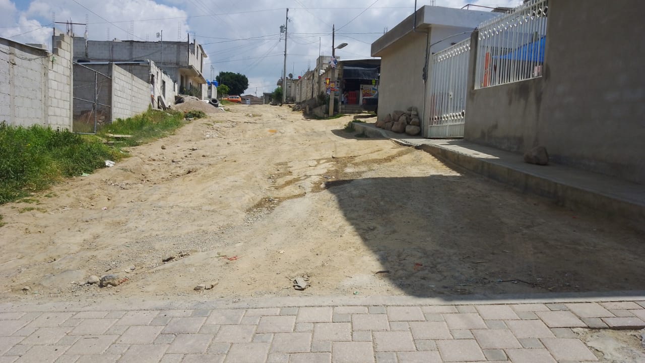 Piden pavimentación de calles en colonia popular de Amozoc