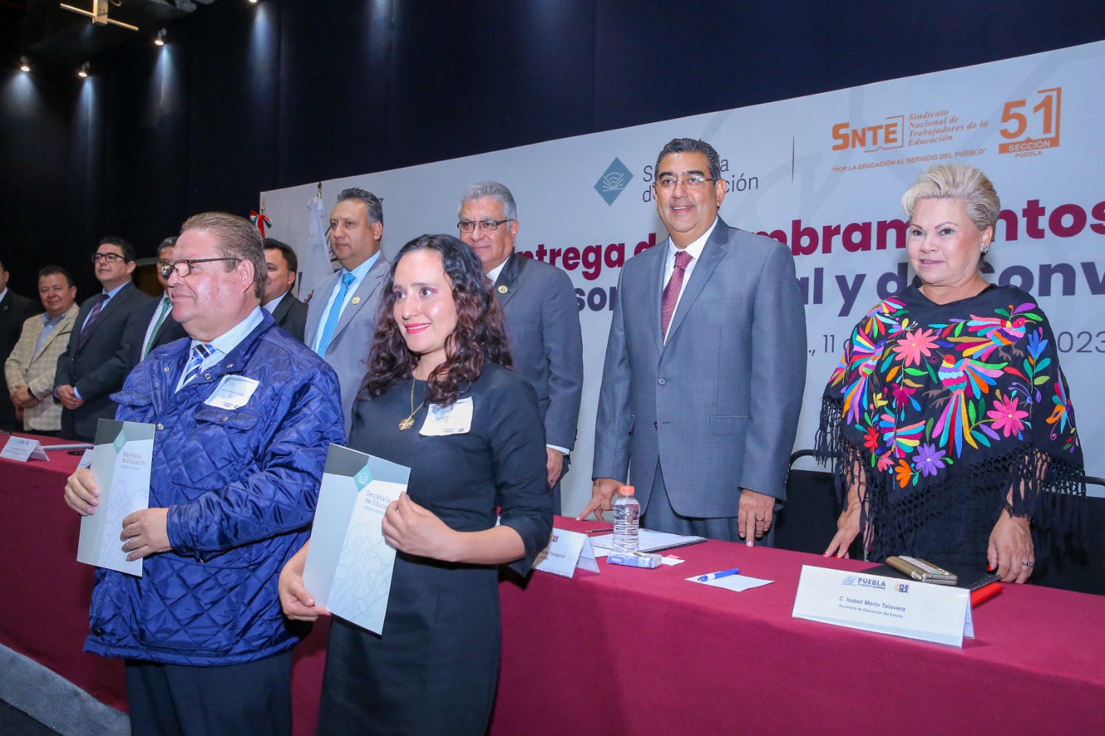 Céspedes entrega 764 nombramientos a maestros poblanos