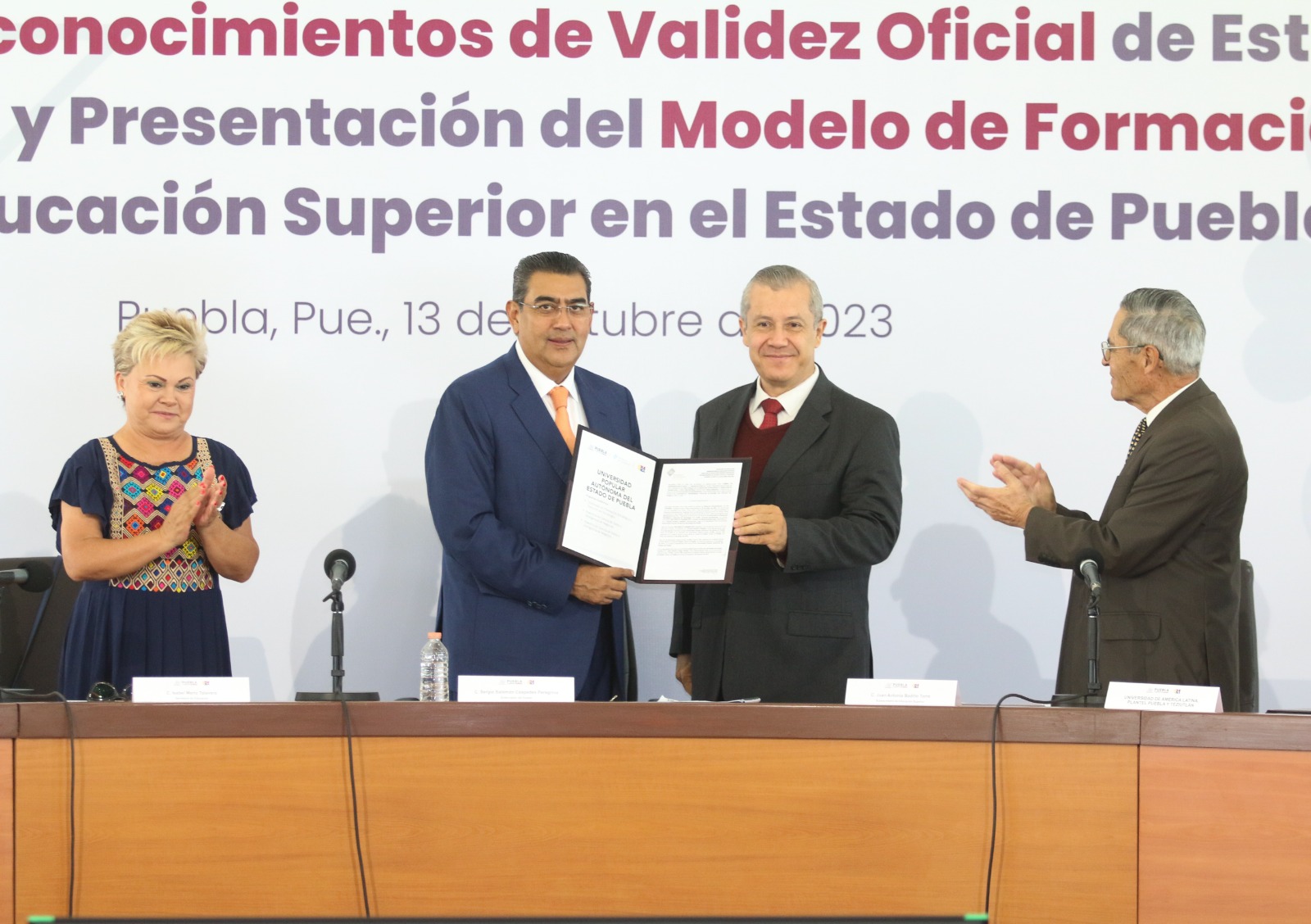Céspedes preside entrega de 108 Rvoes