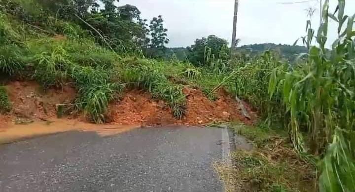 Lluvias provocan deslaves en caminos de Cuetzalan 