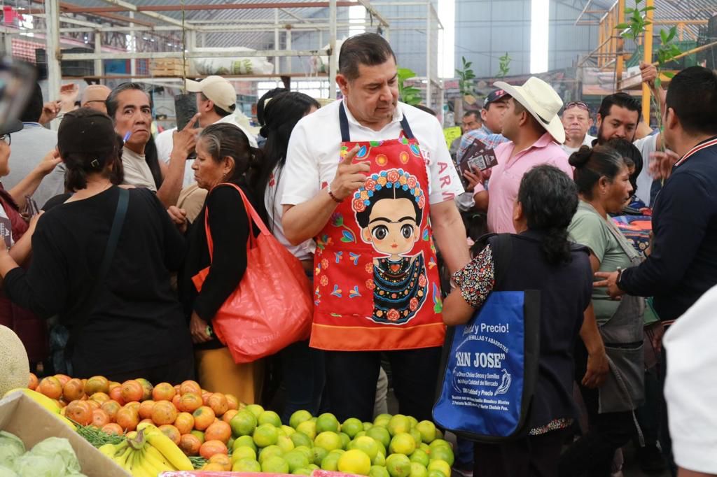 Armenta recorre tianguis y mercados, para promover la reactivación de la economía