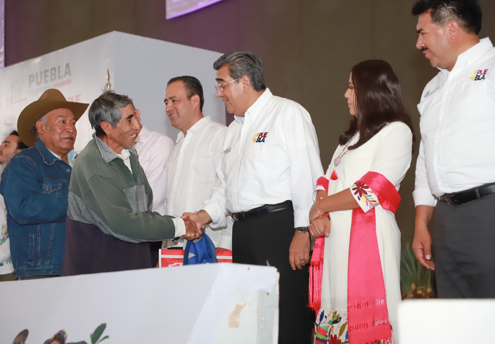 Céspedes encabeza entrega de insumos para la recuperación del campo poblano