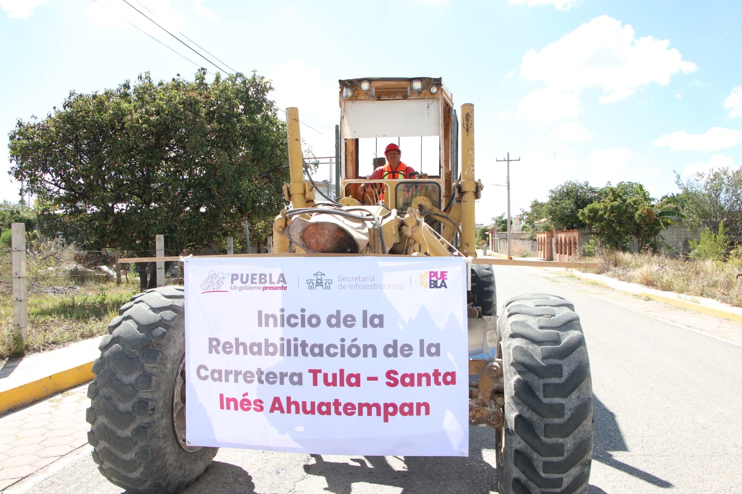 Sergio Salomón inició rehabilitación de la carretera Tula- Santa Inés Ahuatempan