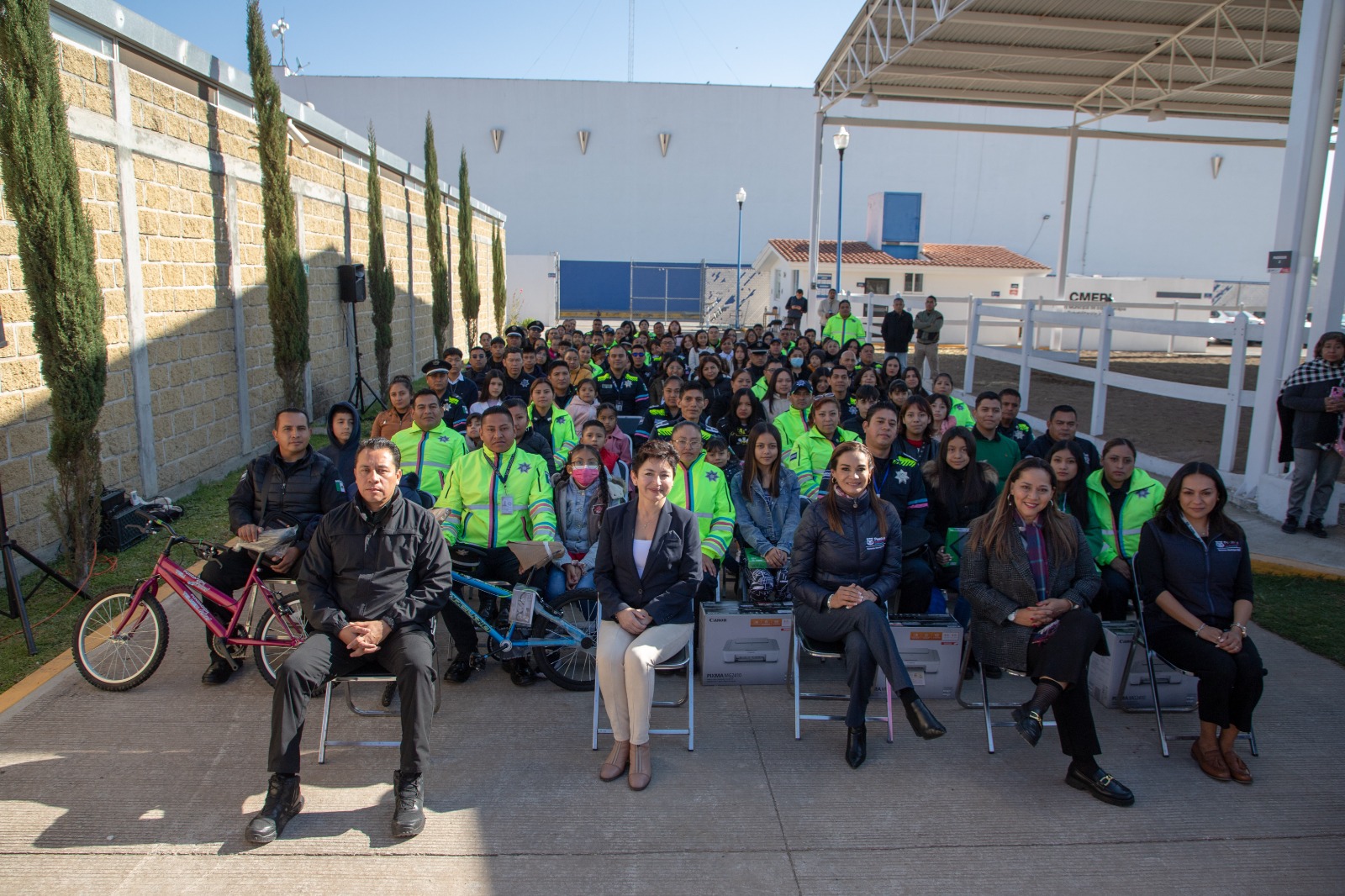 Dona SMDIF de Puebla, tabletas y bicicletas a hijos e hijas de policías municipales  