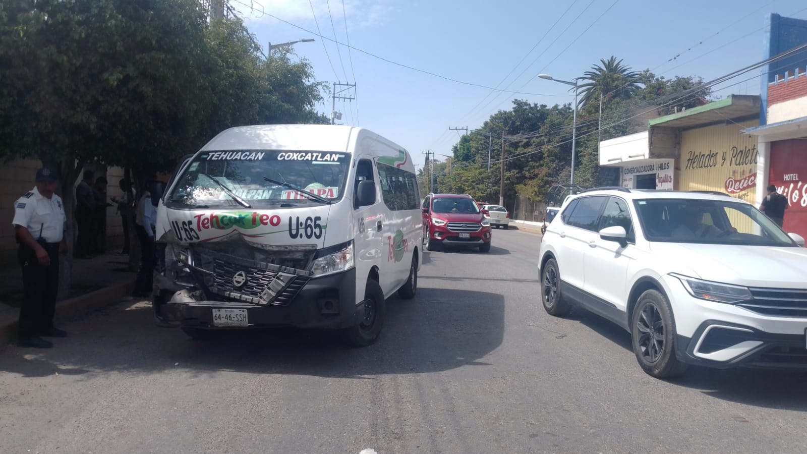 Choque entre colectiva y camión deja 9 lesionados en Ajalpan