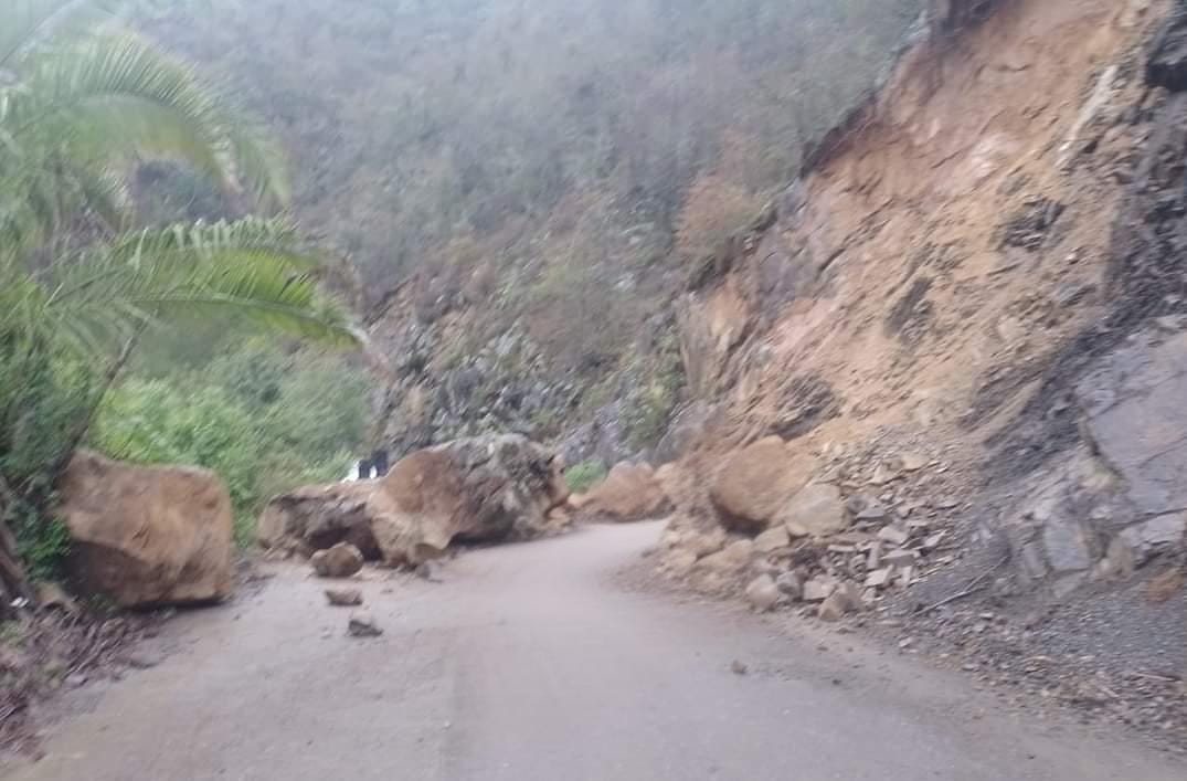 Derrumbes en Tetela de Ocampo mantienen incomunicados caminos