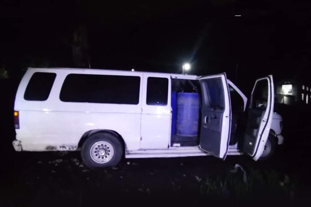 Hallan camioneta abandonada con huachicol en Huauchinango