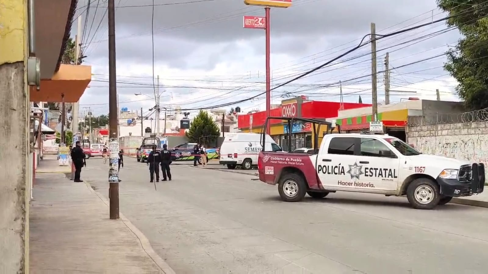 Ejecutan a hombre afuera de un Oxxo en colonia Francisco Villa, Puebla