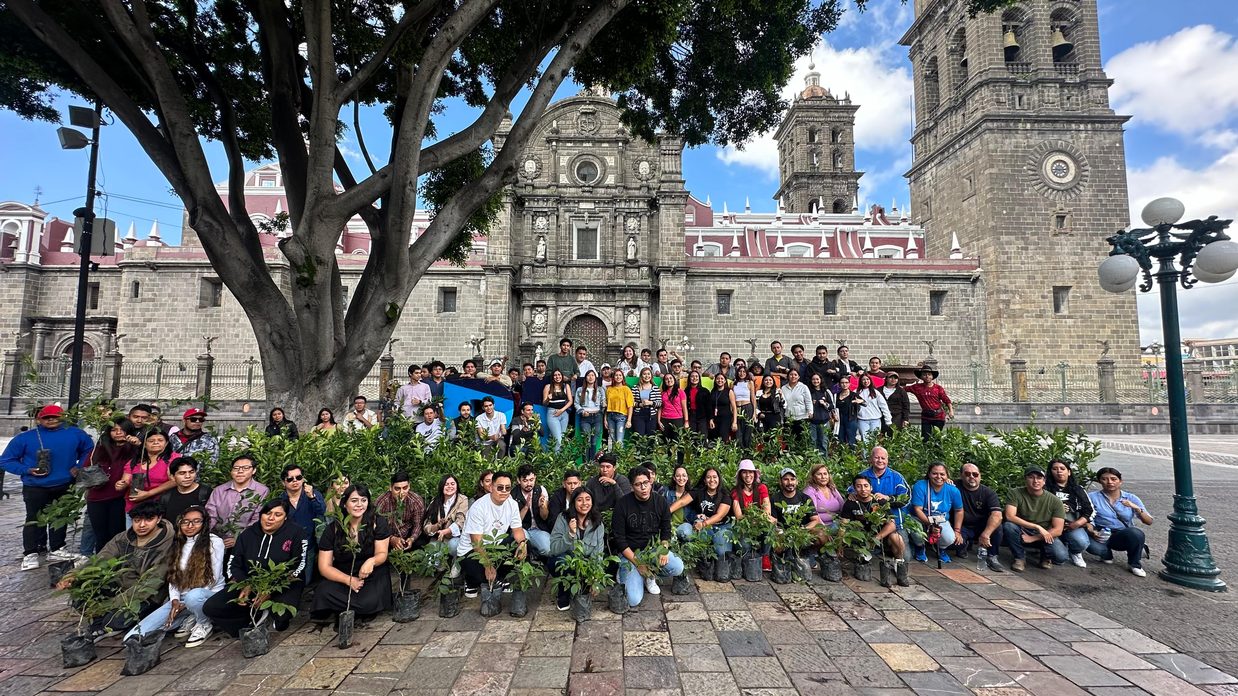 Armenta entrega mil nogales y limones a jóvenes en Puebla