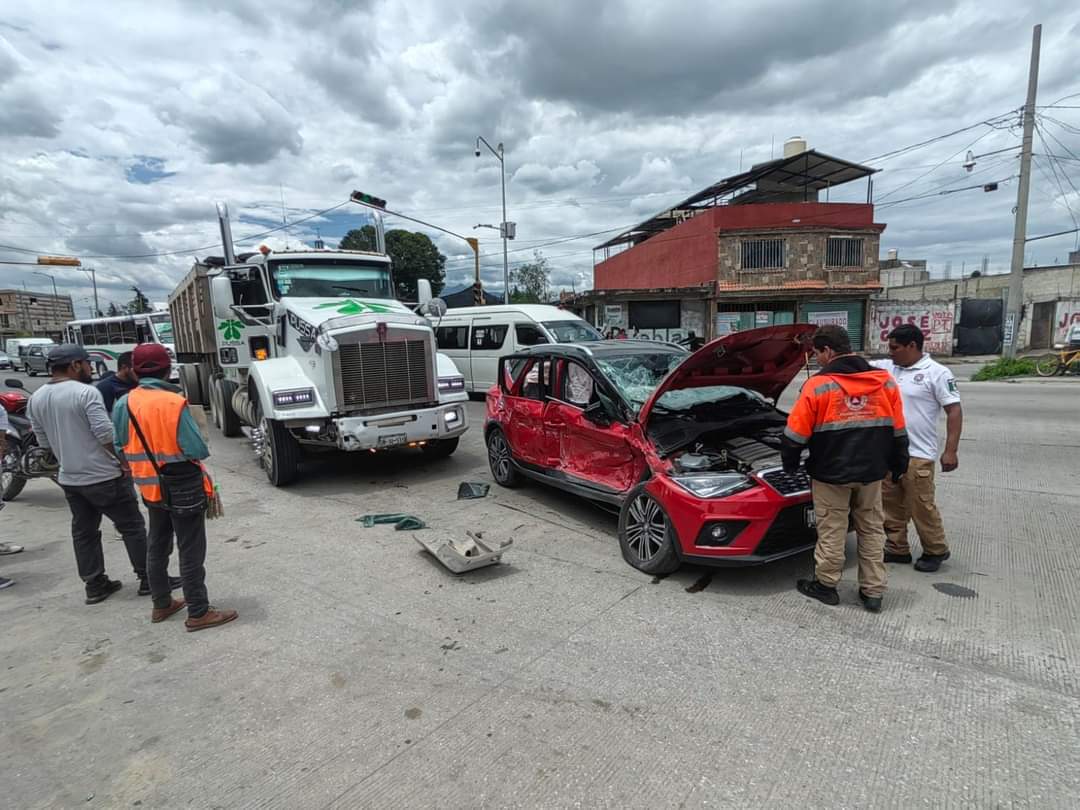 Por imprudente, tráiler impacta contra auto y deja 3 lesionados en Amozoc