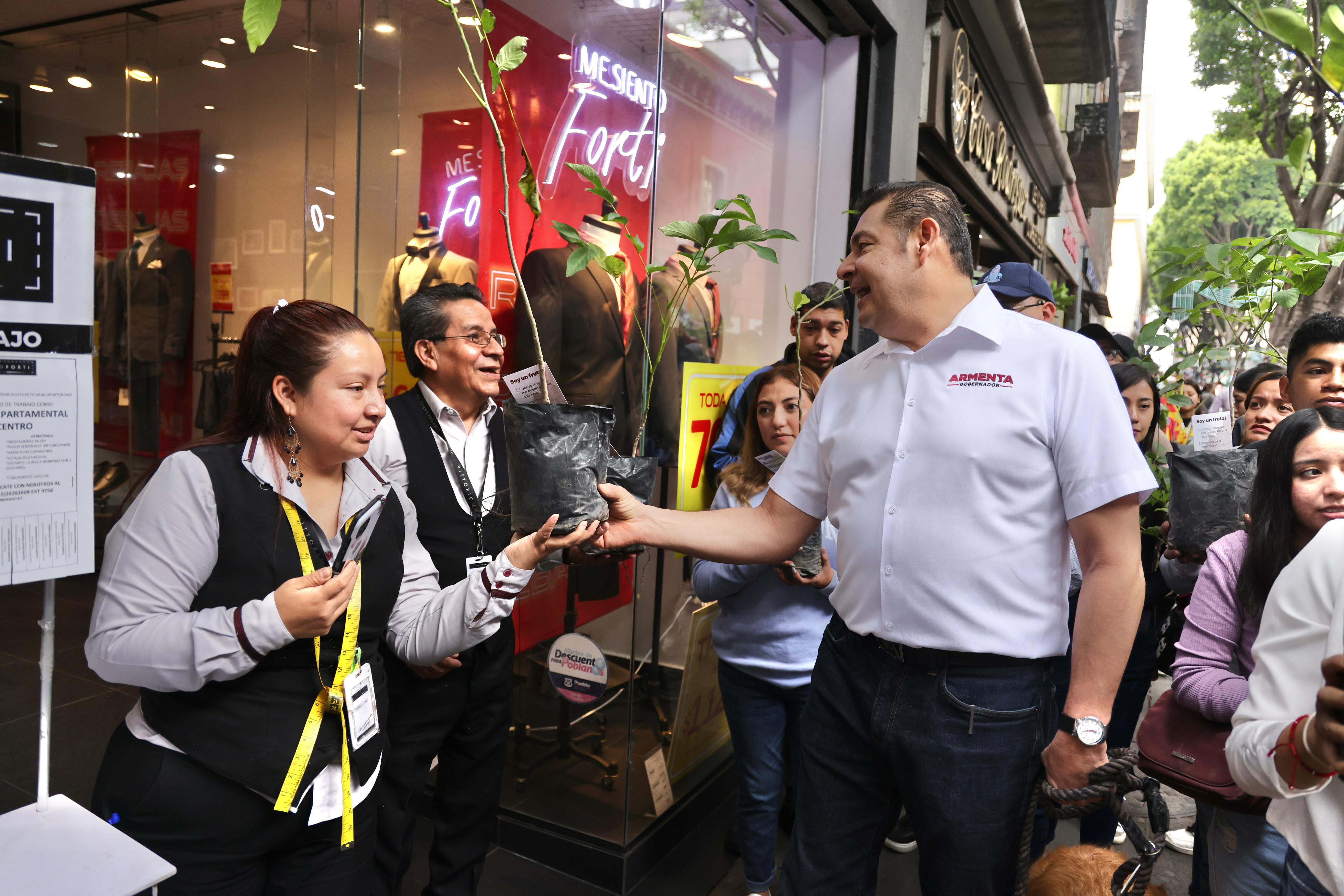 Armenta entrega 1,500 árboles a poblanos a favor de la reforestación