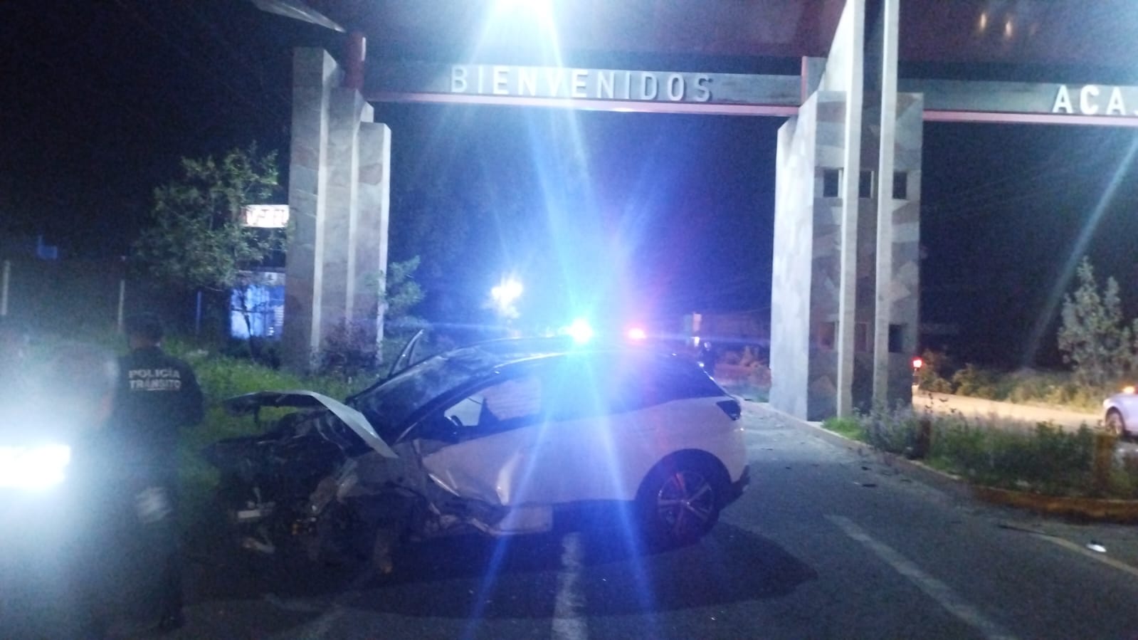 Choca contra pórtico de seguridad y se salva de milagro en Acajete