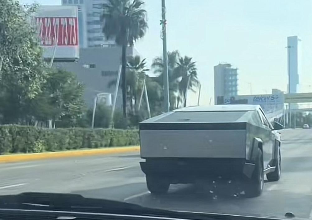 Captan una Cybertruck recorriendo Puebla