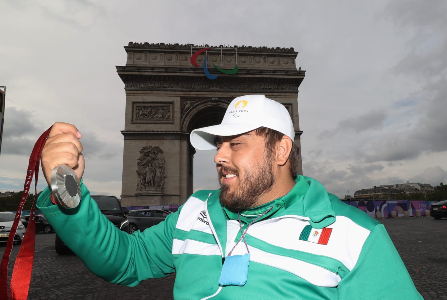 Edgar Fuentes tiene emotivo festejo en Arco del Triunfo de París 2024