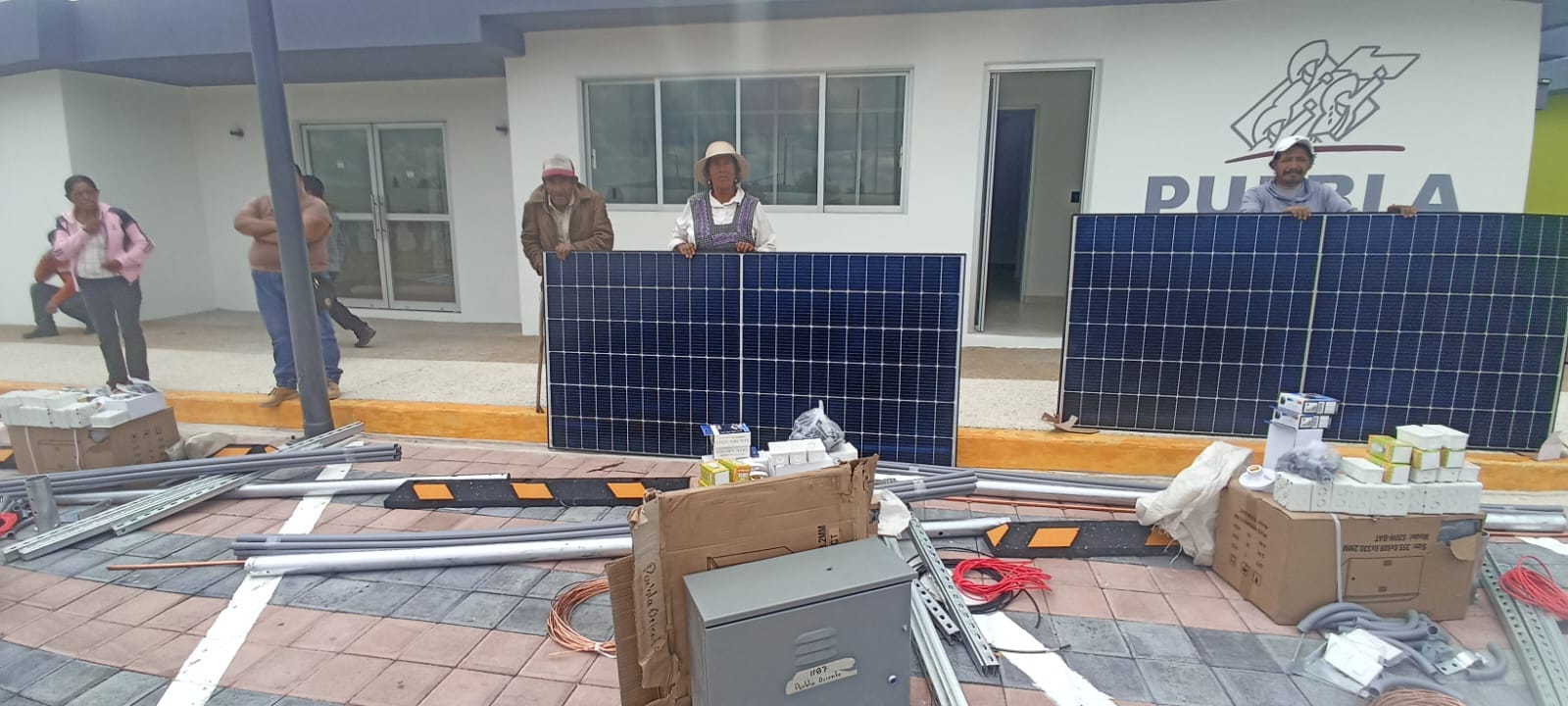 Antorcha gestiona entrega de paneles solares en Acajete