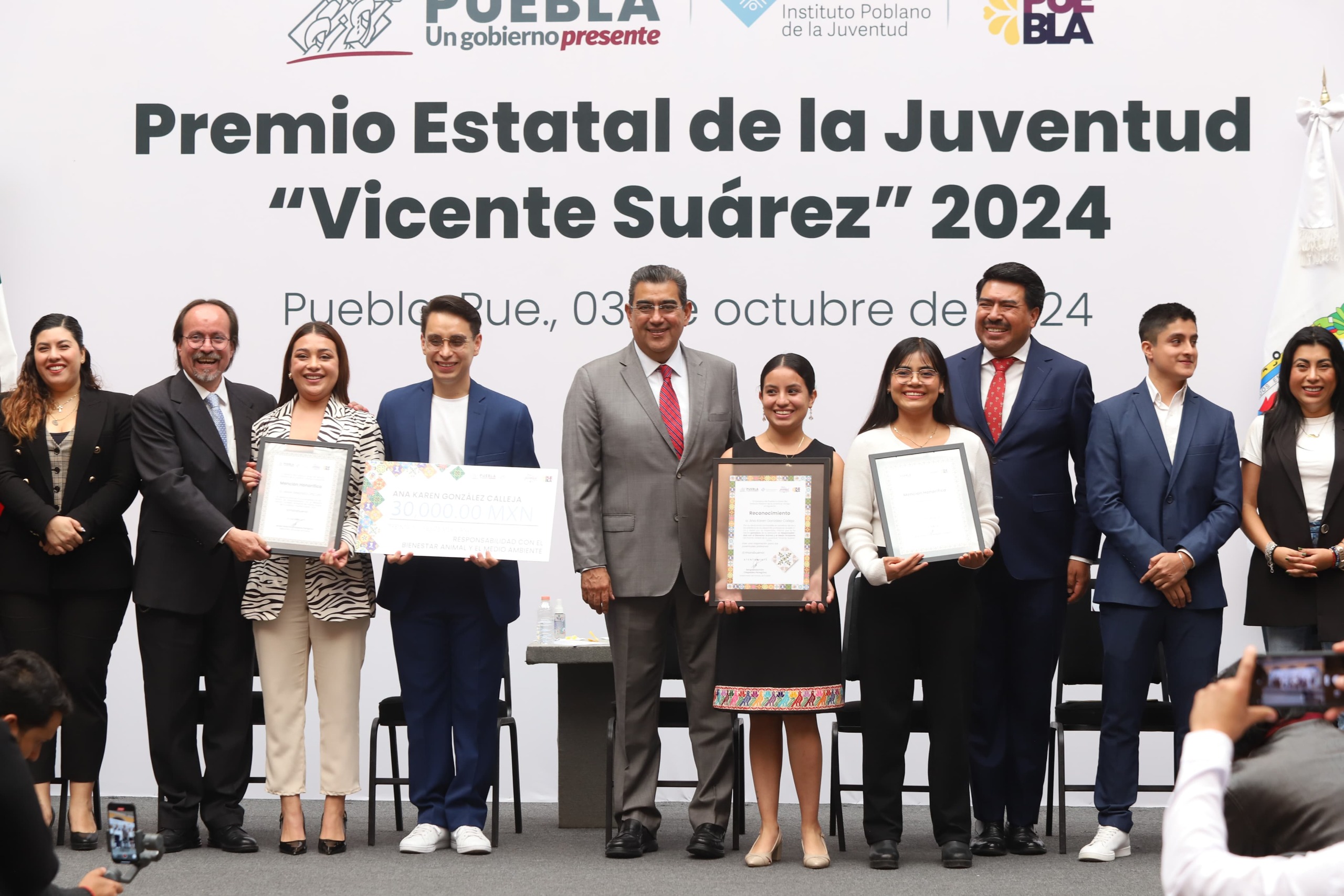 Céspedes preside entrega del Premio Estatal de la Juventud