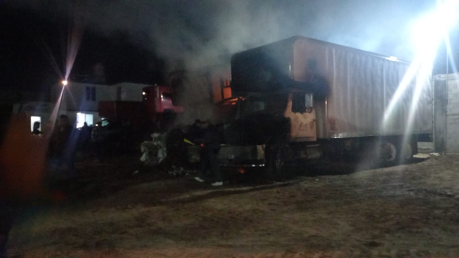 Se incendian camiones en estacionamiento de San Salvador El Verde