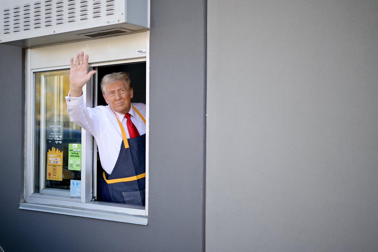 Trump se viste de empleado de McDonald's para desacreditar a Harris