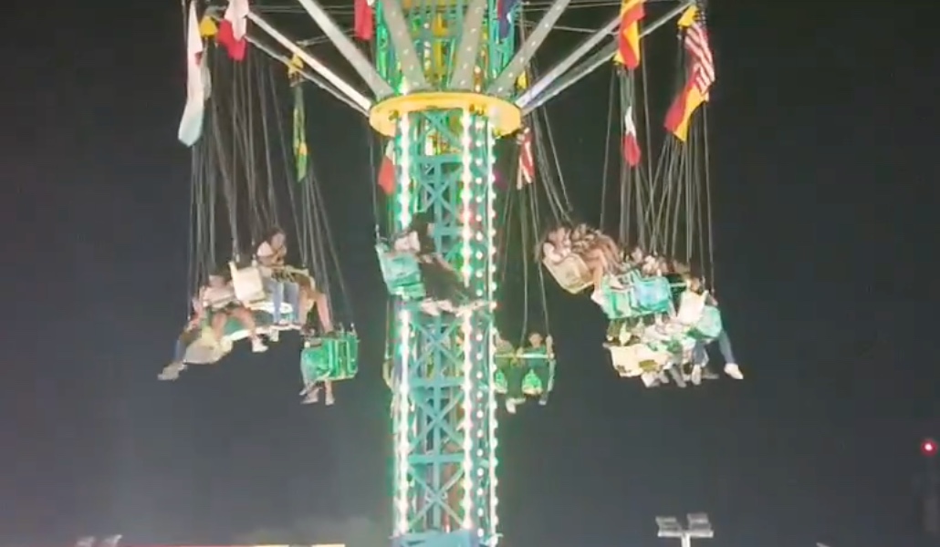 Falla en juego mecánico en Feria de Apatzingán deja 9 heridos