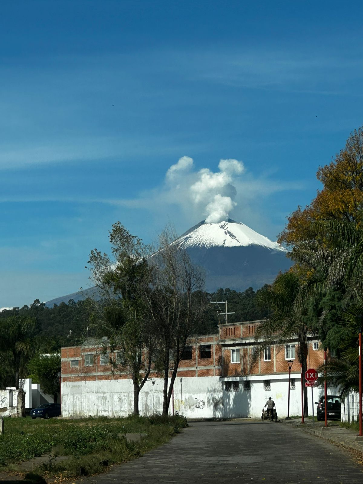 Volcán Popocatépetl luce esta mañana cubierto de nieve