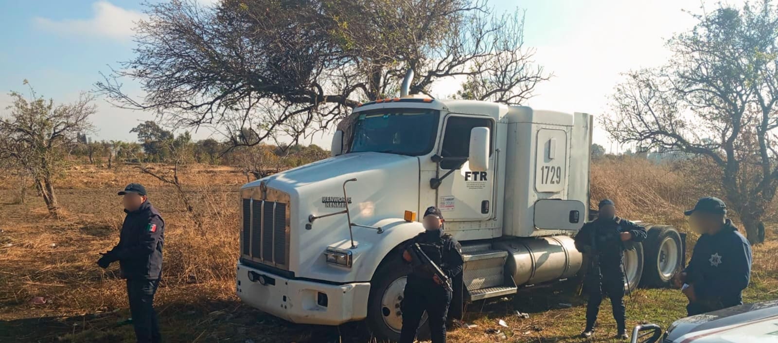 Policías de Huejotzingo recuperan tractocamión y moto robada