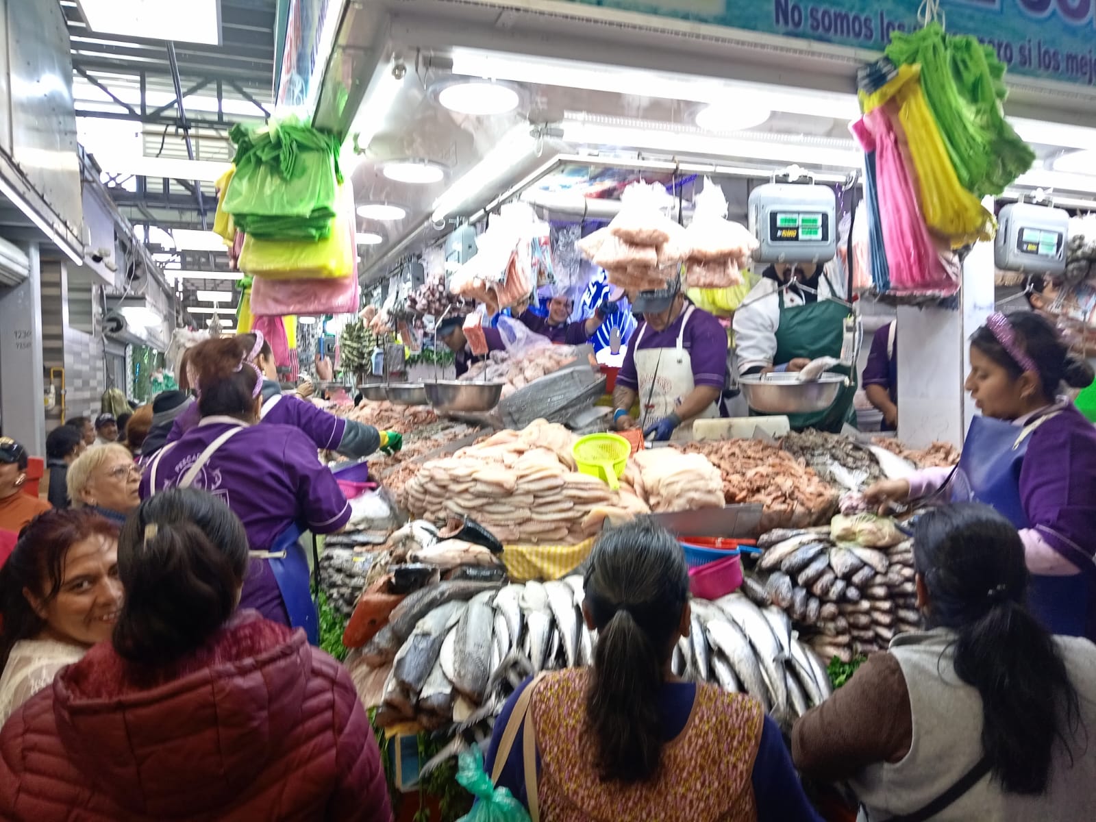 Crece venta de mariscos 80% en el mercado de Texmelucan