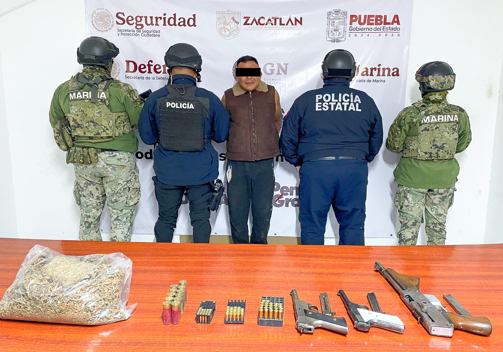 Cae El Rorro con subametralladora, pistolas y cartuchos en Zacatlán