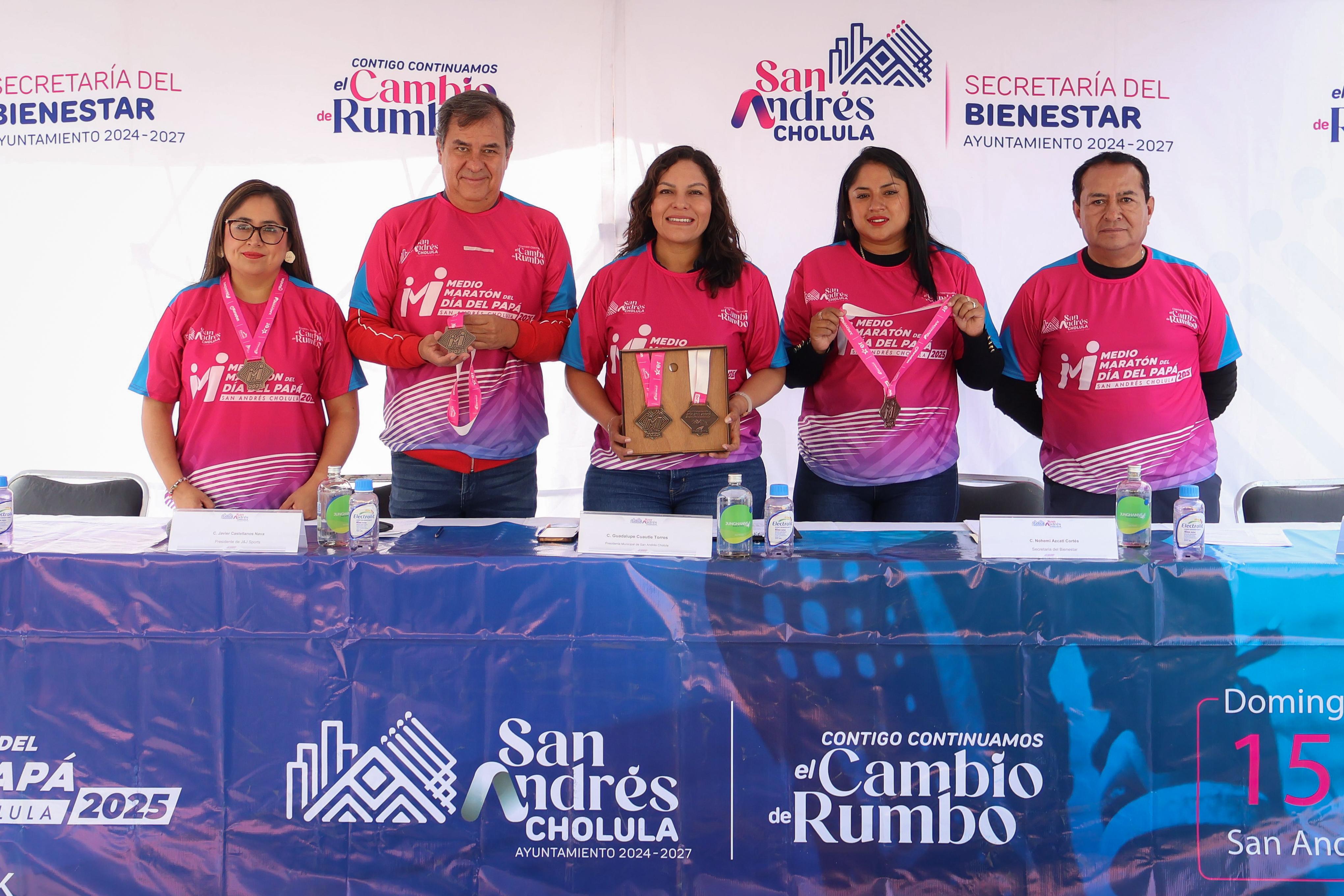 Presentan playera y medalla para el medio Maratón del Día del Papá en San Andrés Cholula