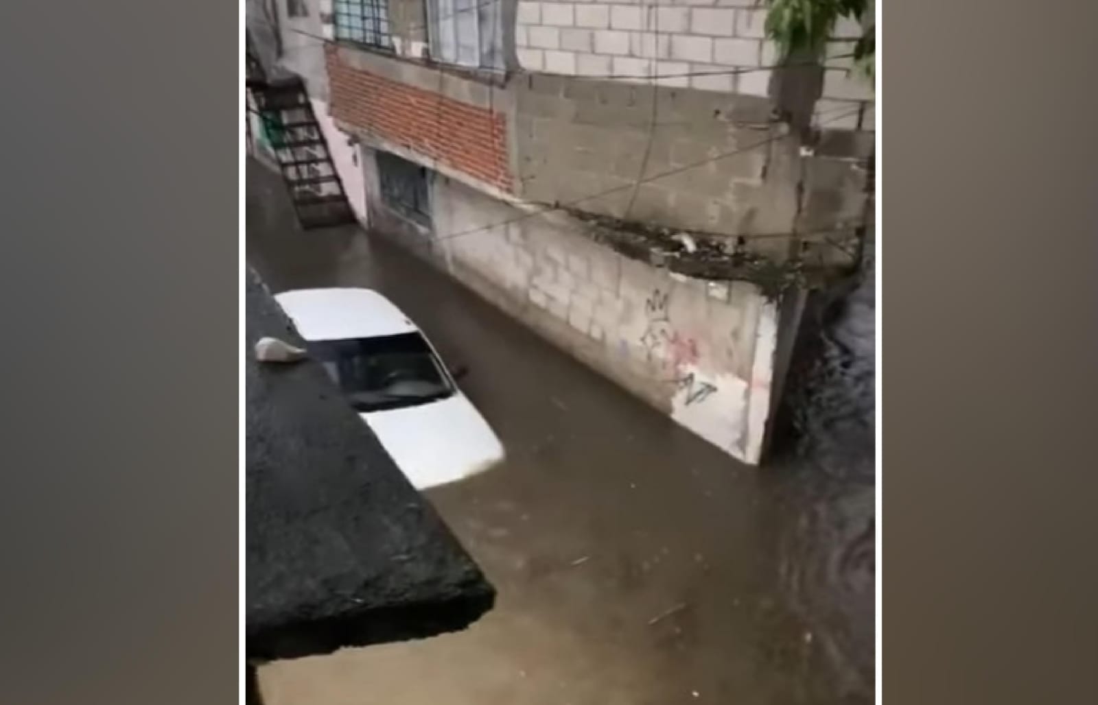 VIDEO Se desborda Río Zapatero por la lluvia torrencial de esta noche 