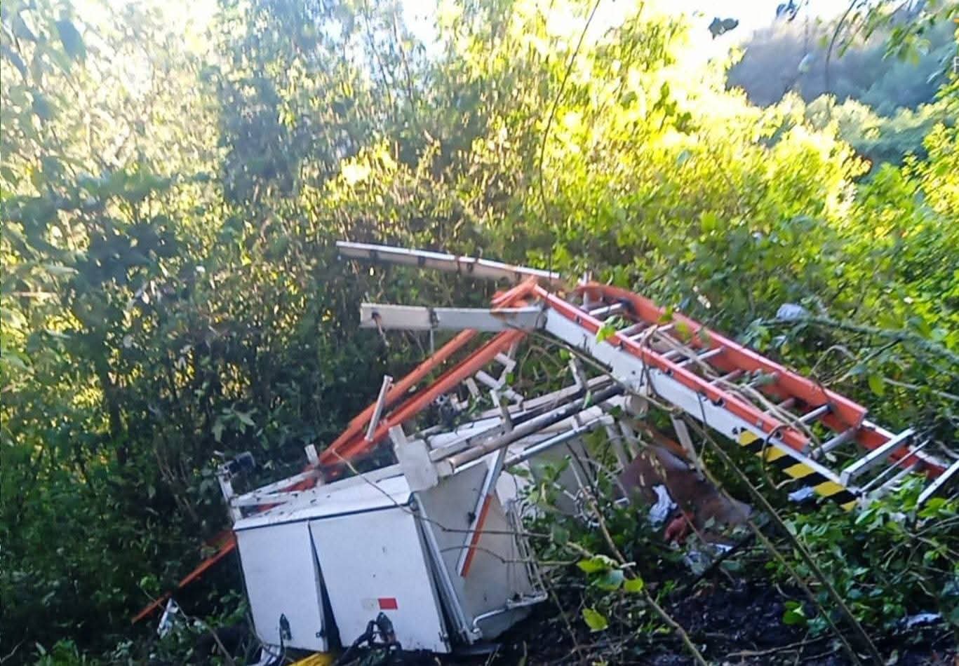 Caen trabajadores de CFE a un barranco en Zacatlán