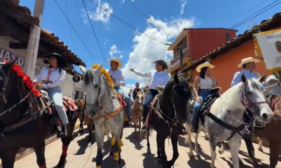 Alejandro Armenta participa en la Mega Cabalgata en Chignahuapan