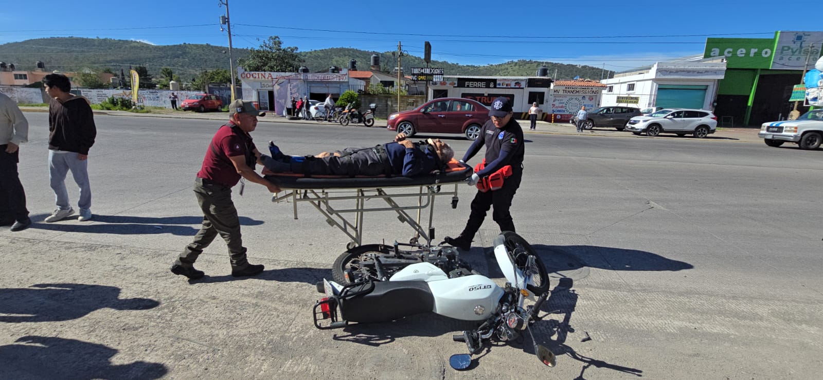 Motociclista arrolla a adulto mayor en Amozoc