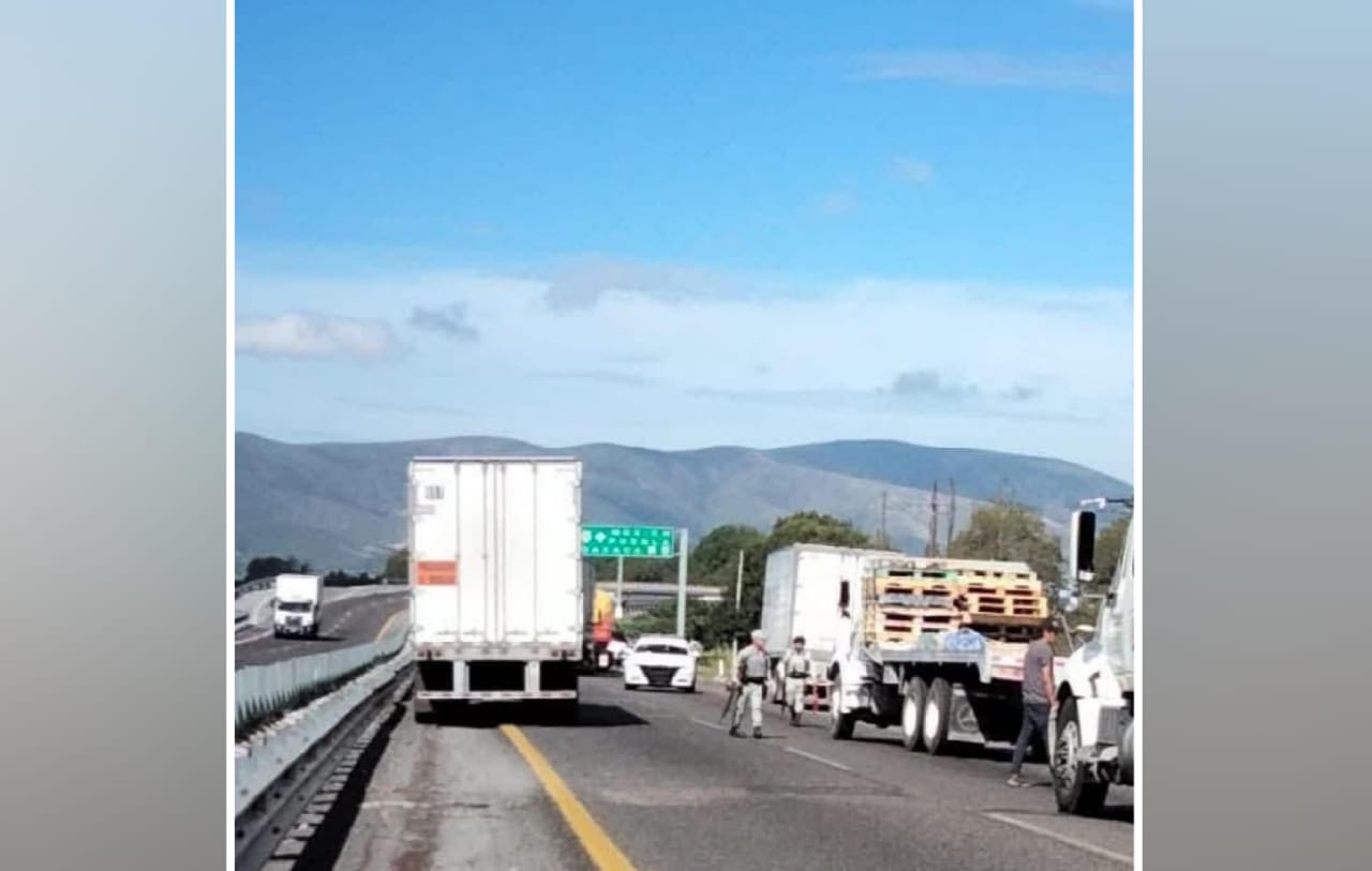 Aparatoso accidente en la Puebla - Orizaba mantiene el cierre de la vialidad 