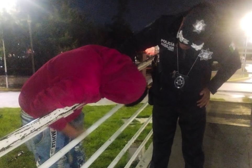 Policía Auxiliar evita que hombre se aviente del puente del bulevar del Niño Poblano