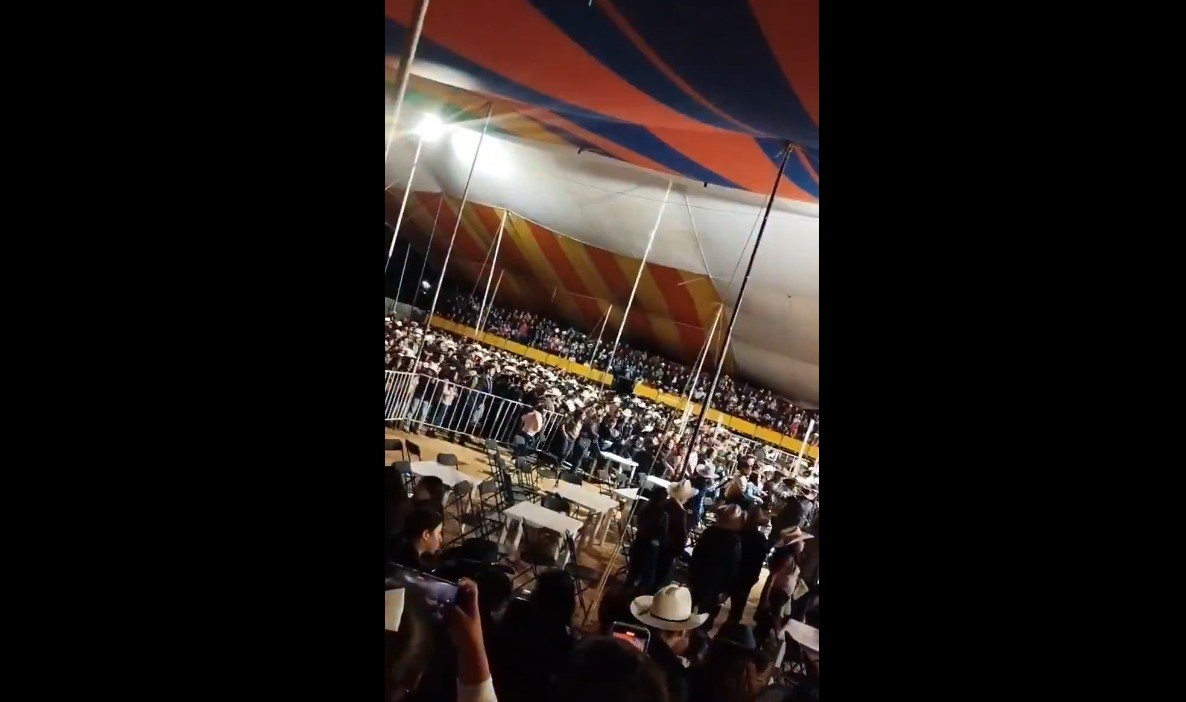 Por mala organización, concierto del Trono de México se sale de control en Tetela de Ocampo 