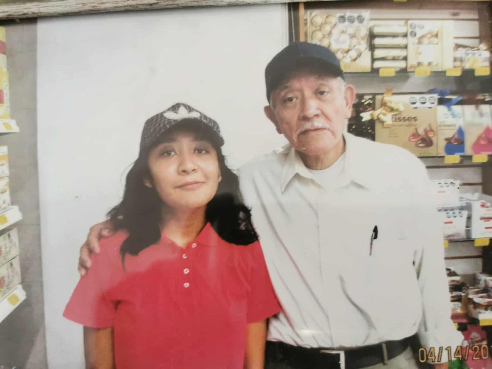 Padre de 82 años vende gelatinas para salvar a su hija; ayuda a la causa