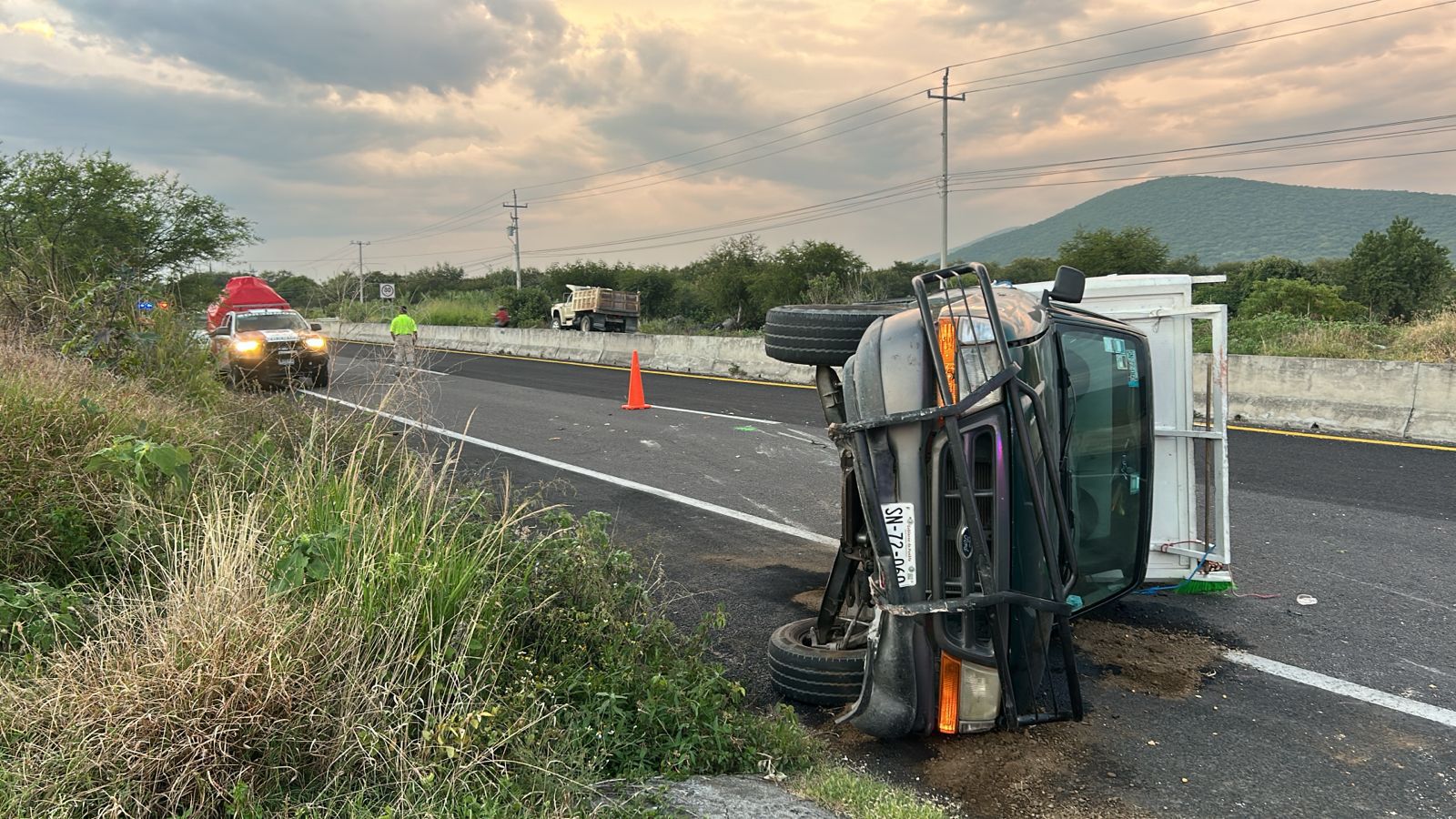 Camioneta vuelca en la carretera Atlixco – Izúcar de Matamoros 